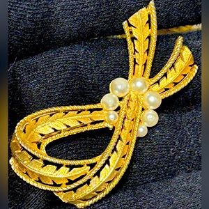 Crown Trifari Gold Tone Faux Pearl Ribbon Leaf Design Brooch, Signed K48 perfect